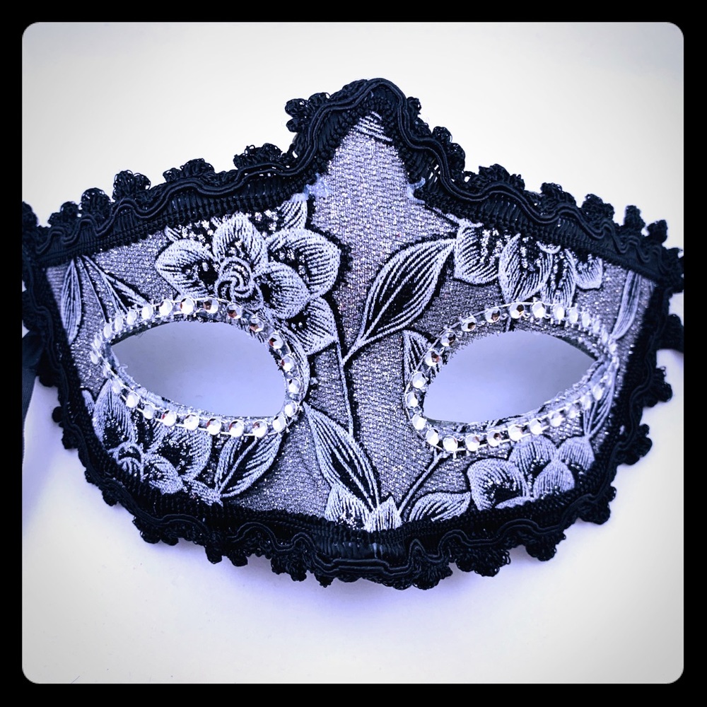 MARDI GRAS MASKS NWT